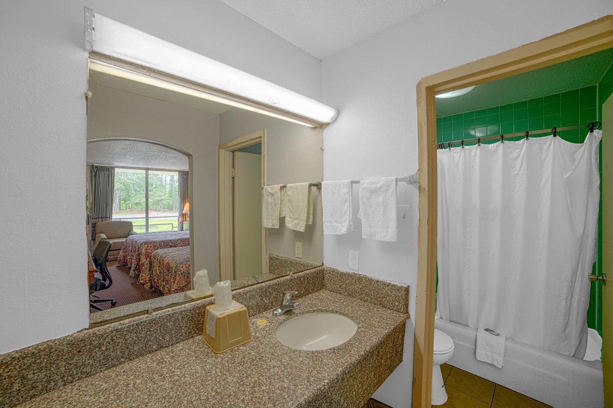 Masters Inn Selma Smithfield I-95 By Oyo Exterior photo